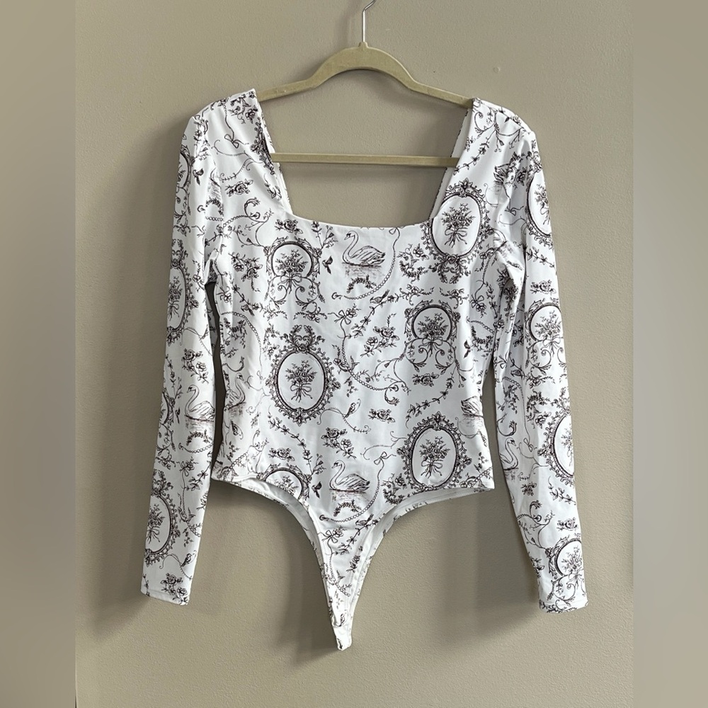 yummi by francesca's Long Sleeve Toile white and brown Print Bodysuit